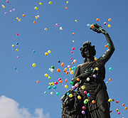...am Ende steigen wieder zahlreiche Luftballons auf (&copy;Foto. Martin Schmitz)